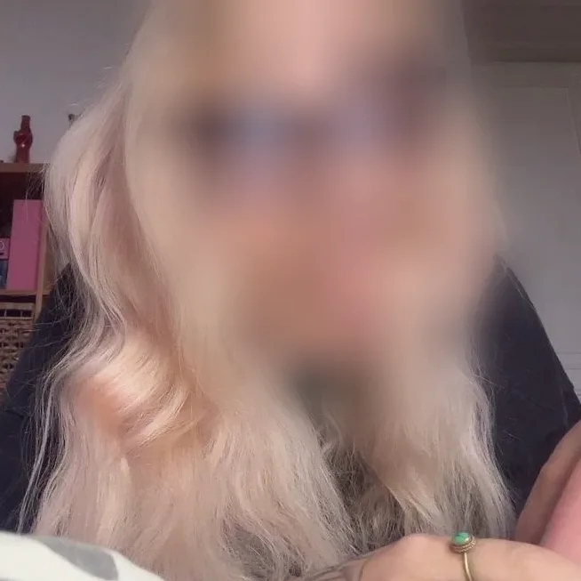 Claudia, 23