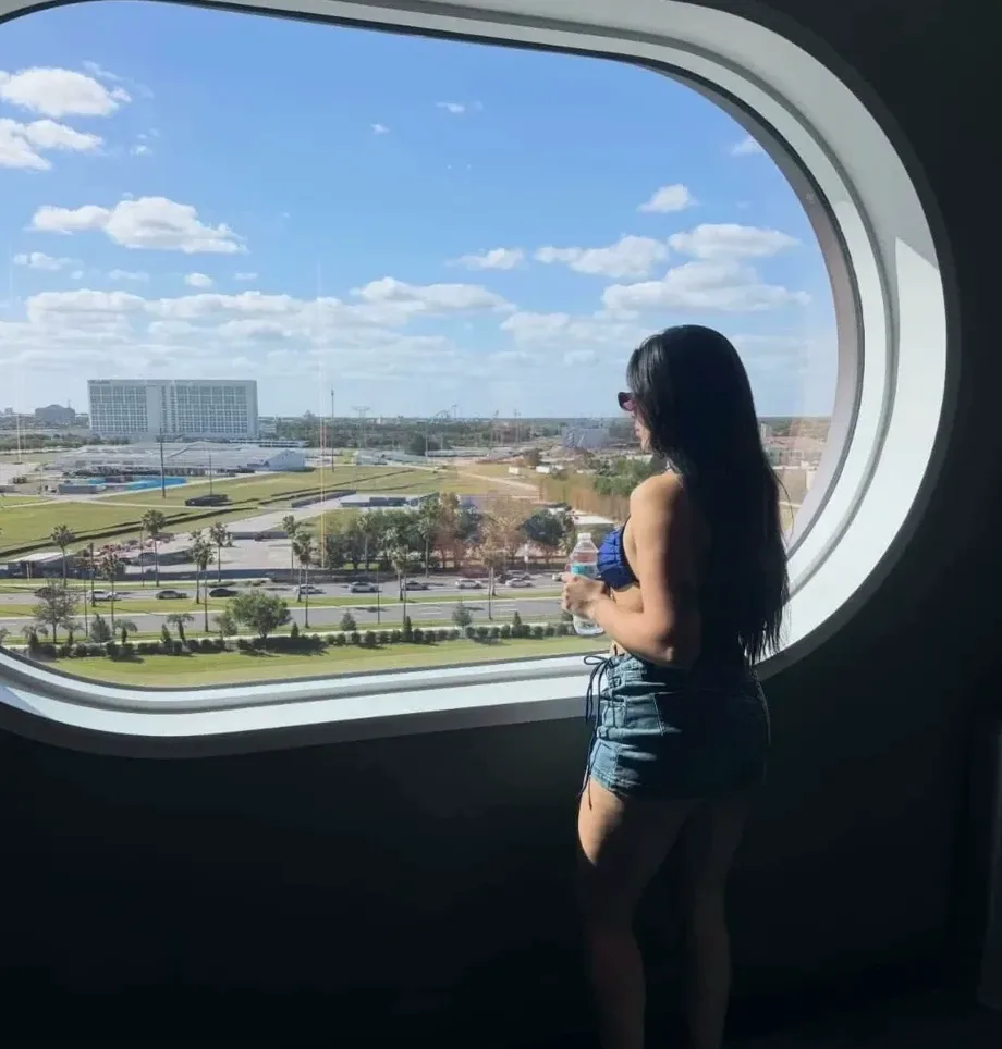 Claudia, 20