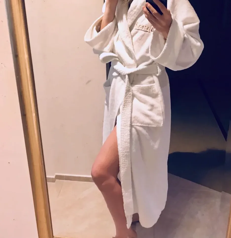 Manuela, 36