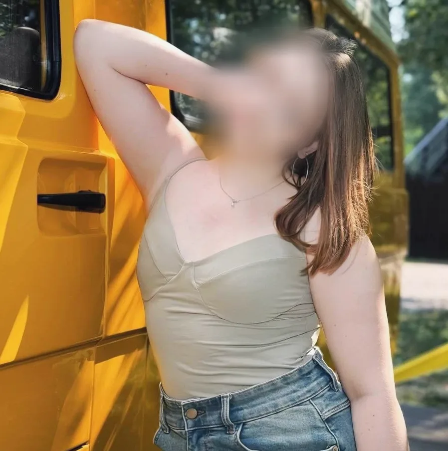 Manuela, 19